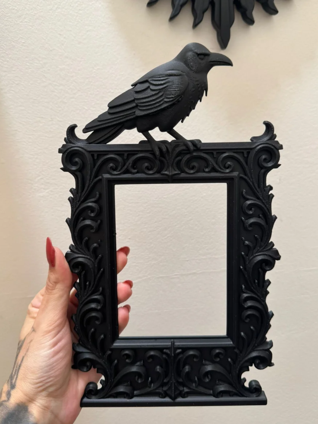 Gotycka rama Raven – czarna, ozdobna dekoracja ołtarza