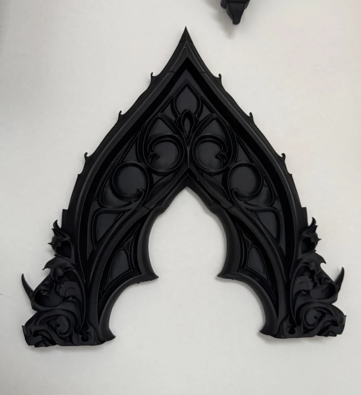 Gotycki ornament ścienny czarny łuk dekoracyjny Gothic