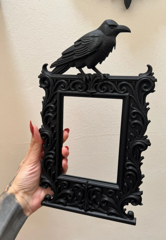 Gotycka rama Raven – czarna, ozdobna dekoracja ołtarza
