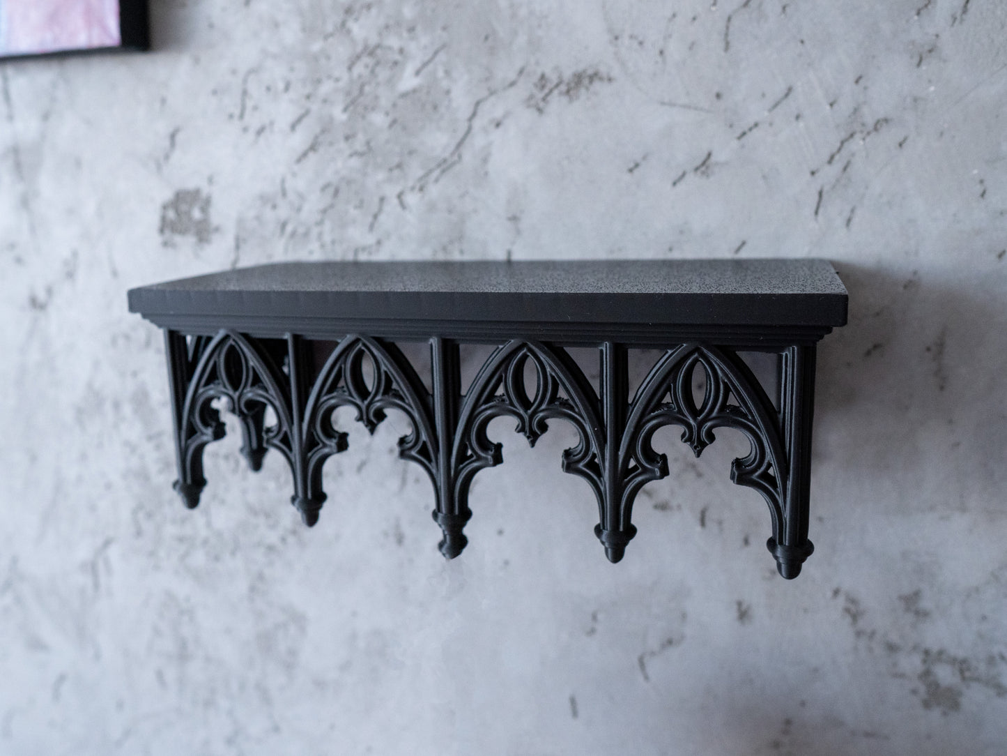 Gotycka półka wisząca – elegancka dekoracja do wnętrz w mrocznym stylu