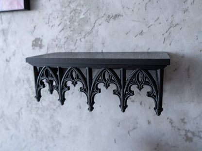 Gotycka półka wisząca – elegancka dekoracja do wnętrz w mrocznym stylu