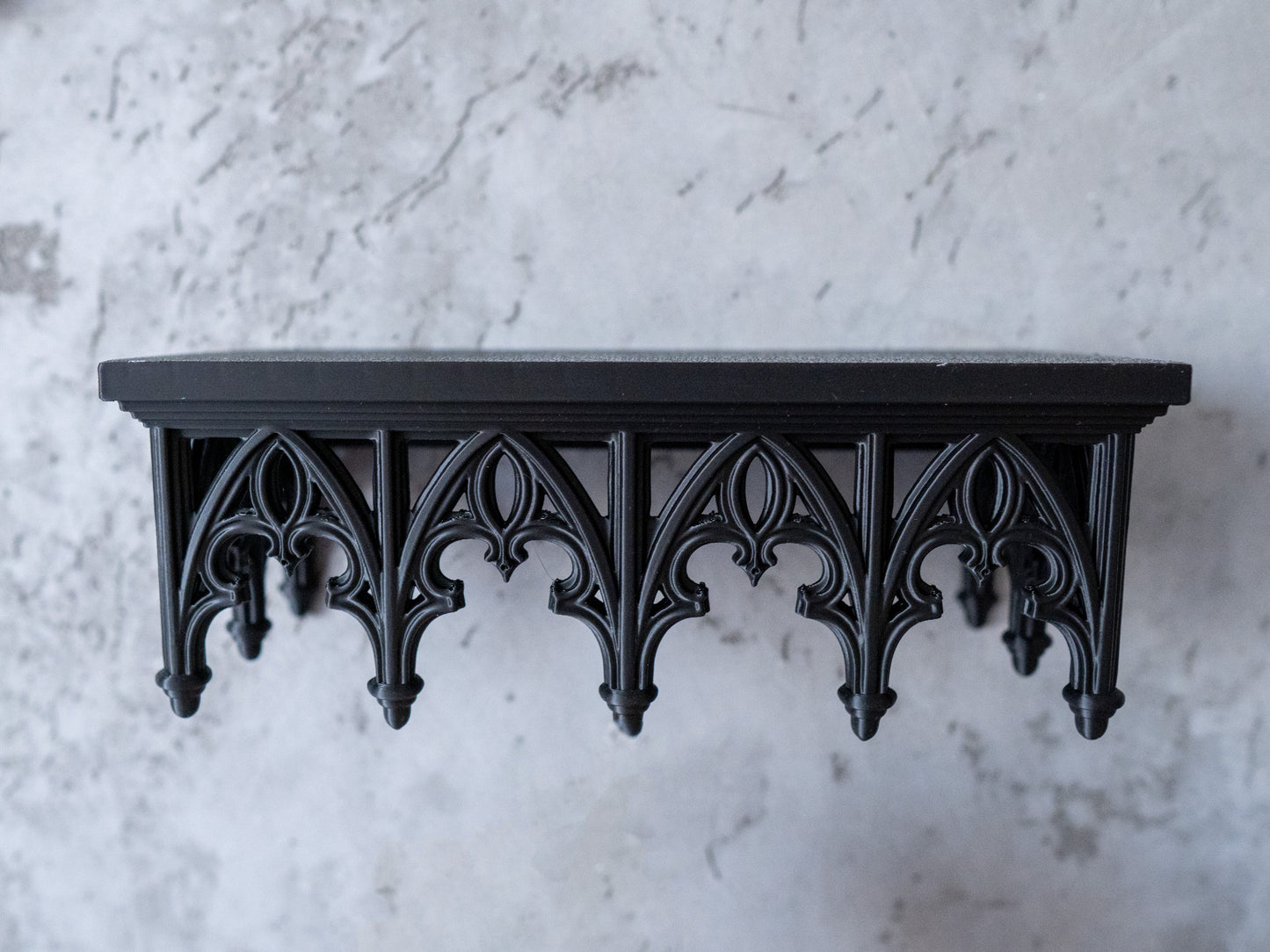 Gotycka półka wisząca – elegancka dekoracja do wnętrz w mrocznym stylu