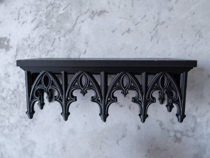 Gotycka półka wisząca – elegancka dekoracja do wnętrz w mrocznym stylu