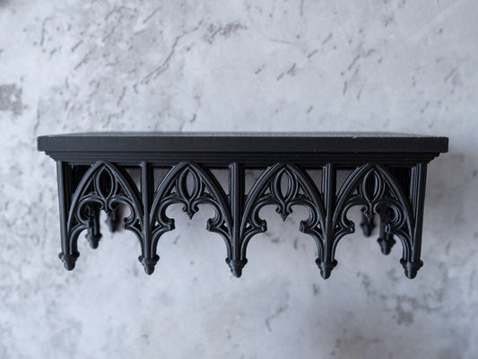 Gotycka półka wisząca – elegancka dekoracja do wnętrz w mrocznym stylu